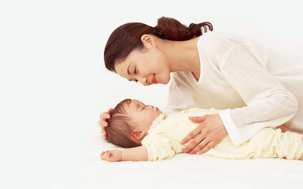 Những cách đánh thức trẻ sơ sinh dậy bú an toàn - Hình 2