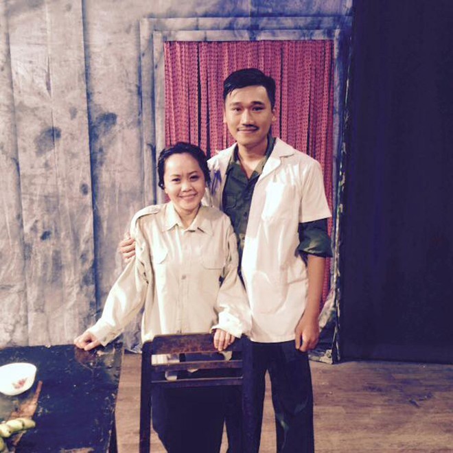 NSND Hồng Vân: Ông xã Lê Tuấn Anh nhắn tin cho tôi cả ngày - Hình 2