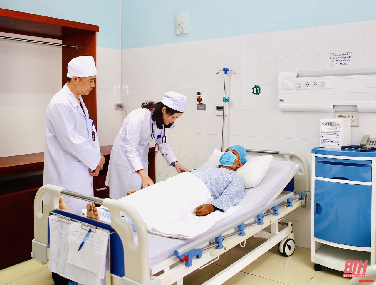 Nữ bác sĩ tận tâm với nghề - Hình 3