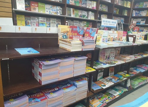 Sách tham khảo: Dù không bắt mua nhưng phụ huynh vẫn phải móc ví - Hình 1