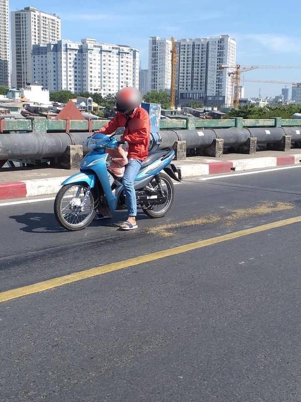 Thấy xe máy ì ạch vì nước lũ, tài xế xe tải chắn giúp để không bị trôi - Hình 5