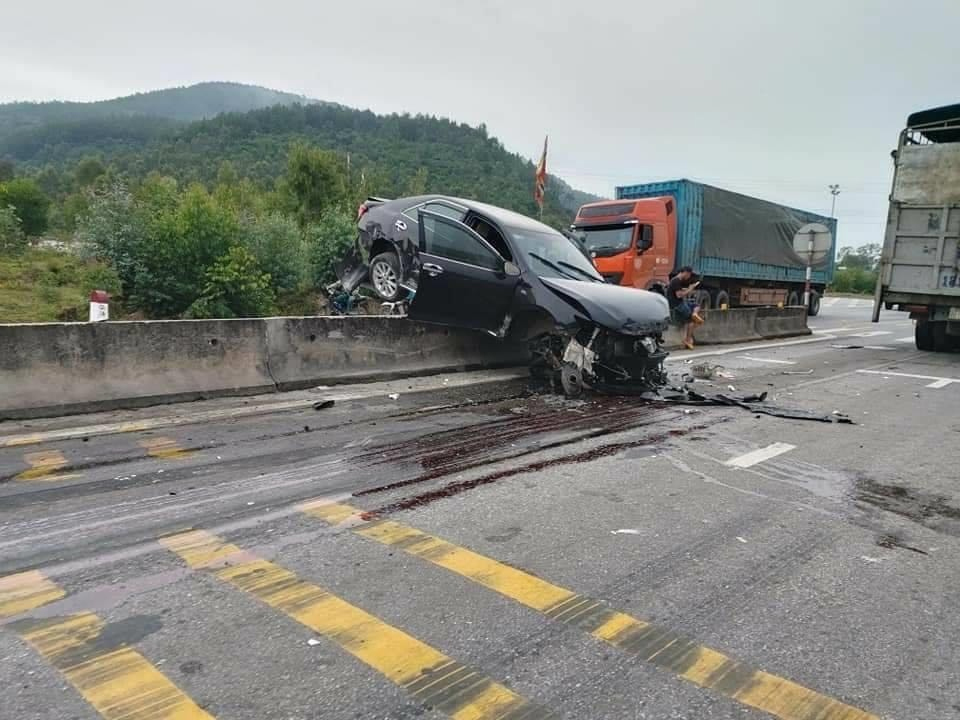 Xe Camry vắt ngang trên dải phân cách sau va chạm giao thông - Hình 1