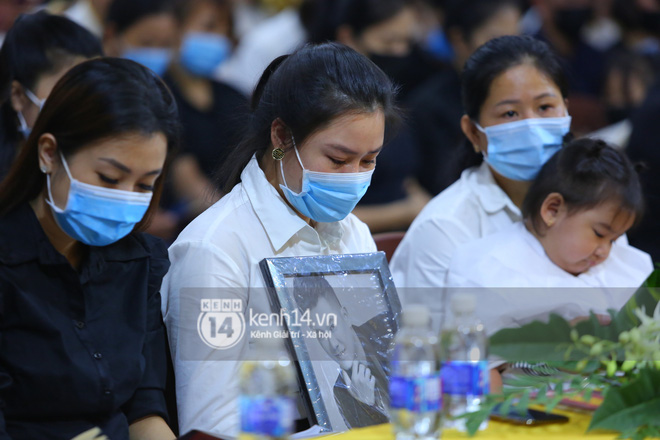 Cập nhật tang lễ NS Vân Quang Long: Lam Trường lặng lẽ đến viếng, rơi nước mắt với hình ảnh các con của cố NS chắp tay cảm ơn từng người - Hình 62