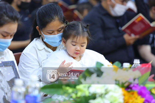 Cập nhật tang lễ NS Vân Quang Long: Lam Trường lặng lẽ đến viếng, rơi nước mắt với hình ảnh các con của cố NS chắp tay cảm ơn từng người - Hình 65