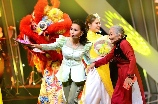 Chị Tư Cẩm Ly bất ngờ ra hẳn hai ca khúc mang màu sắc đối lập để chào năm 2021 - Hình 2