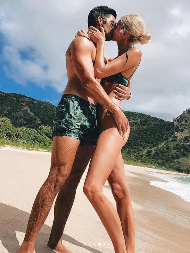 Devon Windsor khiến fan trầm trồ khi mặc bikini thả dáng đẹp như tạc tượng ở biển - Hình 3