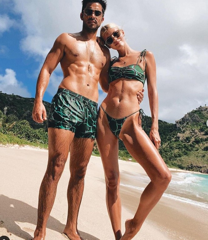 Devon Windsor khiến fan trầm trồ khi mặc bikini thả dáng đẹp như tạc tượng ở biển - Hình 4