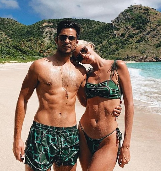 Devon Windsor khiến fan trầm trồ khi mặc bikini thả dáng đẹp như tạc tượng ở biển - Hình 6