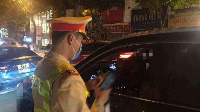Giật mình nữ tài xế Camry say ngất ngưởng trong đêm giao thừa giữa Thủ đô - Hình 1