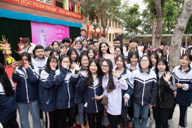 Hoa hậu Đỗ Thị Hà được khen chọn trang phục nền nã trong buổi ra mắt quỹ học bổng tên mình - Hình 7