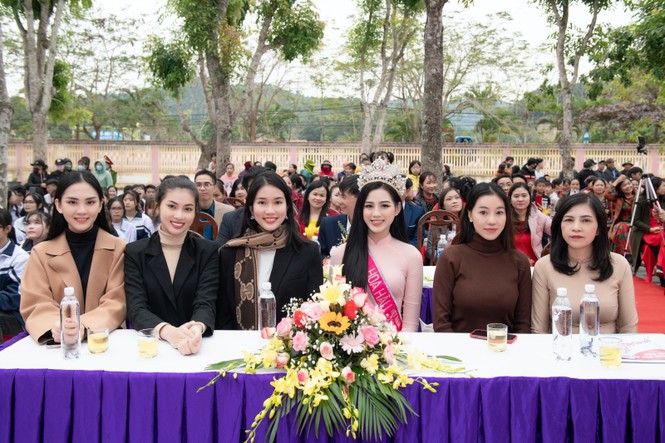 Hoa hậu Đỗ Thị Hà được khen chọn trang phục nền nã trong buổi ra mắt quỹ học bổng tên mình - Hình 1