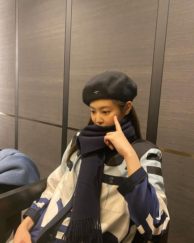 Học Lisa, Jennie và loạt idol chiêu diện khăn len xinh xỉu là yên tâm mặc đẹp giữa trời rét - Hình 5