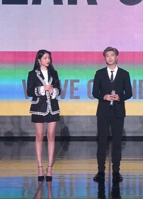 Khoảnh khắc So Won (GFriend) đứng cạnh RM (BTS) gây sốt vì chiều cao khủng - Hình 4
