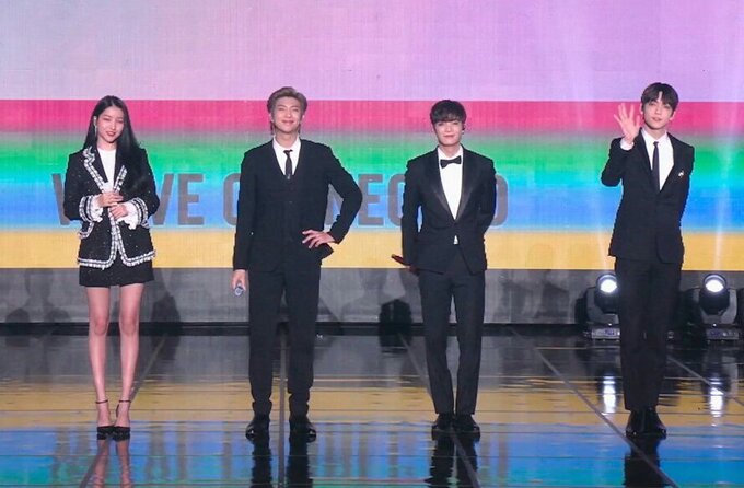 Khoảnh khắc So Won (GFriend) đứng cạnh RM (BTS) gây sốt vì chiều cao khủng - Hình 3