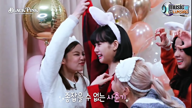 Khung hình năm mới gây sốt của BLACKPINK: Lisa mếu khóc, Jennie - Jisoo phá hình tượng, Rosé mặt gì mà khó đỡ thế này? - Hình 2