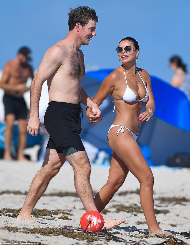 Mỹ nhân của tạp chí áo tắm danh tiếng Sports Illustrated bốc lửa với bikini ở biển - Hình 6