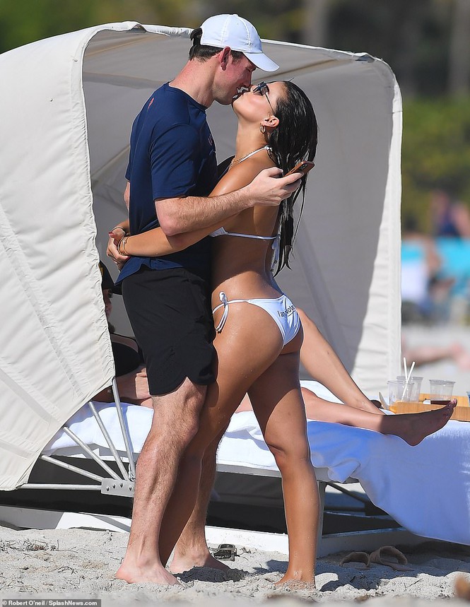 Mỹ nhân của tạp chí áo tắm danh tiếng Sports Illustrated bốc lửa với bikini ở biển - Hình 7
