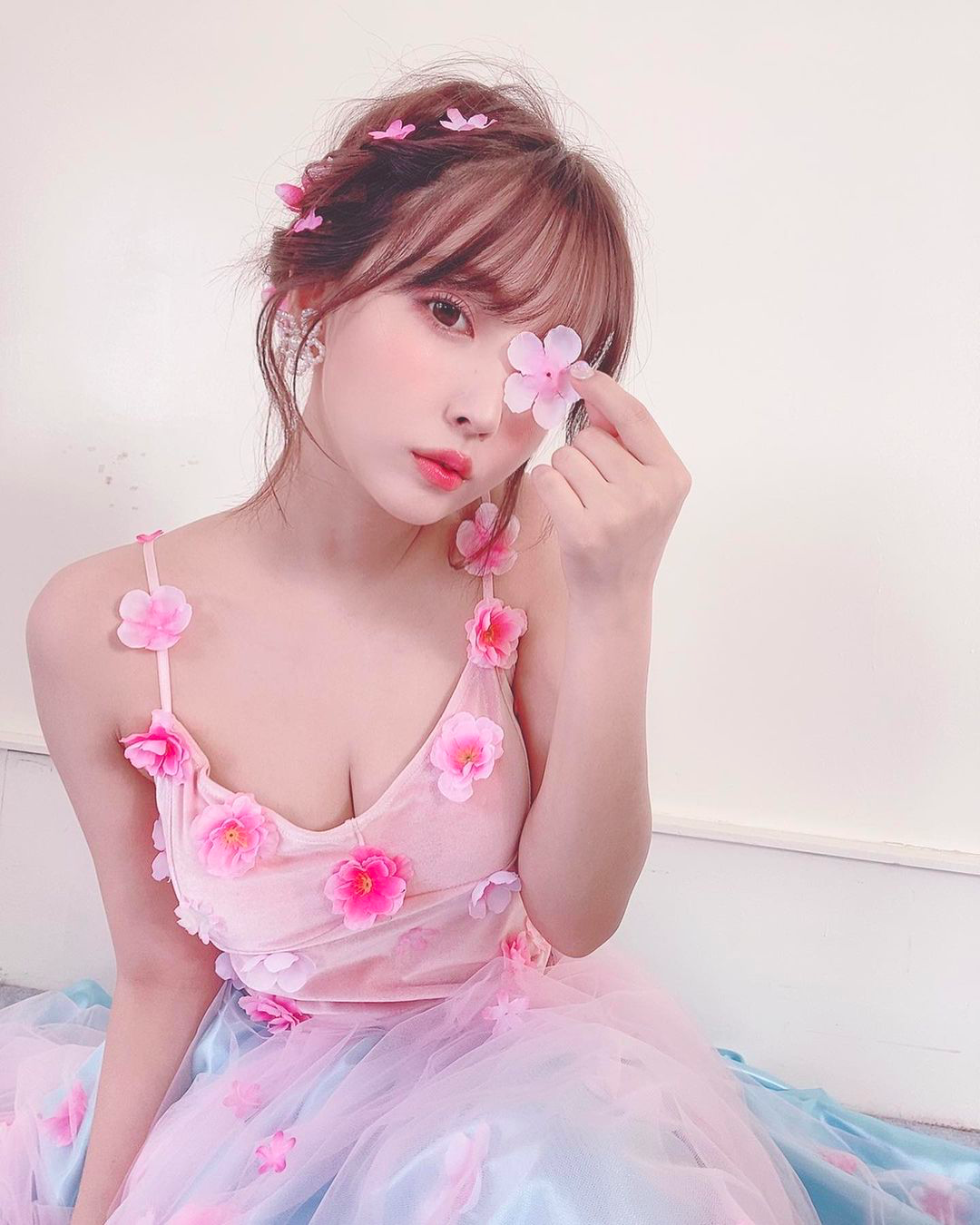Mỹ nhân Nhật Bản khoe video chơi bida, dân tình chỉ mải mê dán mắt vào đôi gò bồng đảo chực rơi ra ngoài - Hình 5