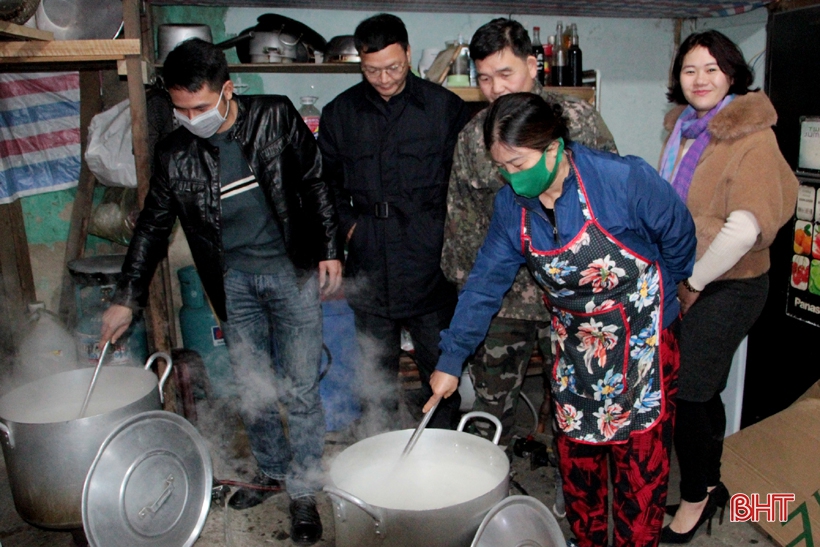 Phát 200 suất cháo miễn phí cho bệnh nhân nghèo - Hình 2