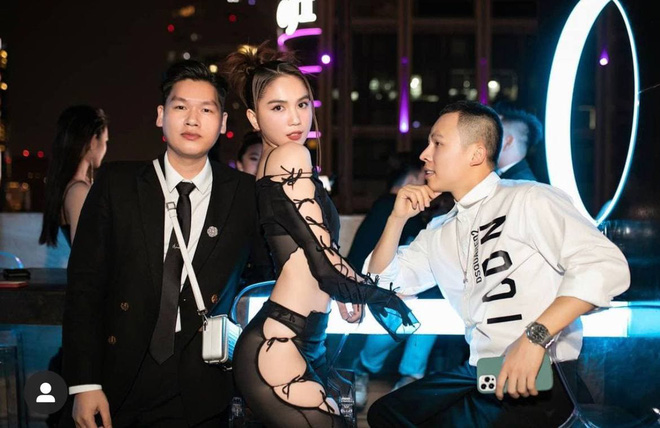 Tiệc tất niên bốc lửa nhất 2020: Ngọc Trinh váy vóc hiểm hóc, mặc như không mặc, chưa là gì so với nụ hôn đồng giới - Hình 3