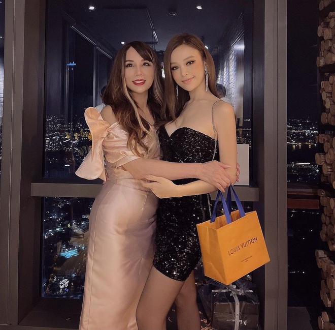 Tiên Nguyễn, Châu Bùi khoe ảnh đón giao thừa - Hình 2