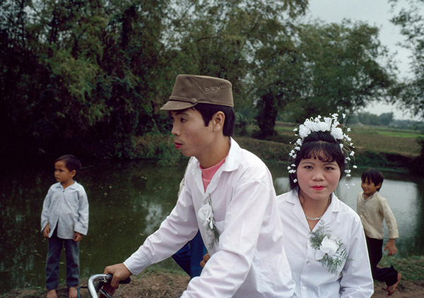 Đám cưới tại Nam Định, nông thôn mang đến cho chúng ta một hình ảnh rực rỡ và ấm áp của tuổi trẻ. Hãy cùng ngắm nhìn những hình ảnh vô cùng đáng yêu trong đám cưới này, để tìm lại vẻ đẹp của quê hương và những giá trị truyền thống.