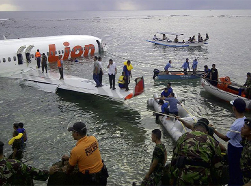 Máy bay SJ 182 rơi tại Indonesia ; Tìm thấy thi thể và mảnh vỡ trên quần đảo Thousands - Hình 4