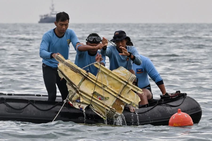 Máy bay SJ 182 rơi tại Indonesia ; Tìm thấy thi thể và mảnh vỡ trên quần đảo Thousands - Hình 2