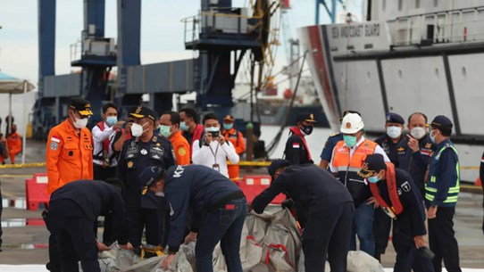 Máy bay SJ 182 rơi tại Indonesia ; Tìm thấy thi thể và mảnh vỡ trên quần đảo Thousands - Hình 1
