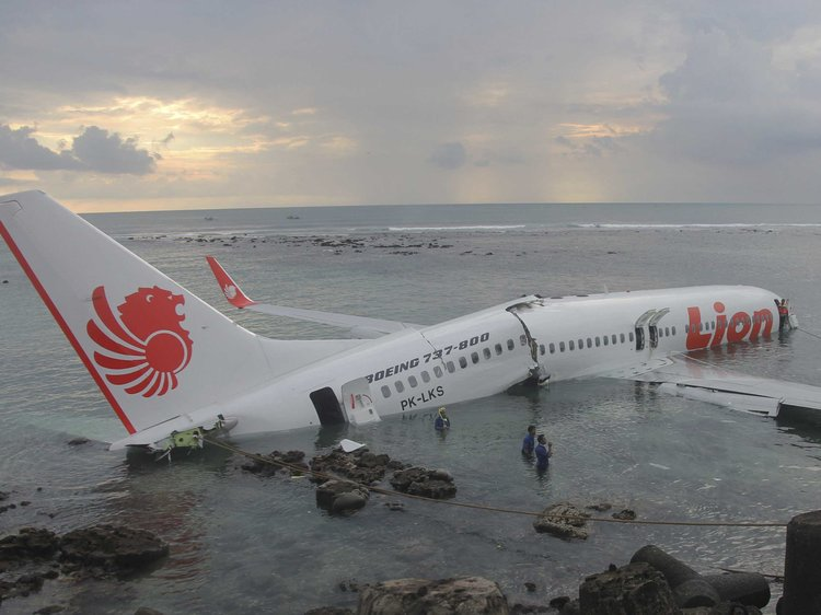 Máy bay SJ 182 rơi tại Indonesia ; Tìm thấy thi thể và mảnh vỡ trên quần đảo Thousands - Hình 6