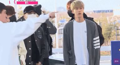 Bí ẩn khoảnh khắc gây hoang mang tột độ của BTS: V bị nghi liếm má Jin, J-Hope bay màu trên sân khấu MAMA, ngã ngửa khi tìm ra sự thật - Hình 13