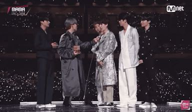 Bí ẩn khoảnh khắc gây hoang mang tột độ của BTS: V bị nghi liếm má Jin, J-Hope bay màu trên sân khấu MAMA, ngã ngửa khi tìm ra sự thật - Hình 5