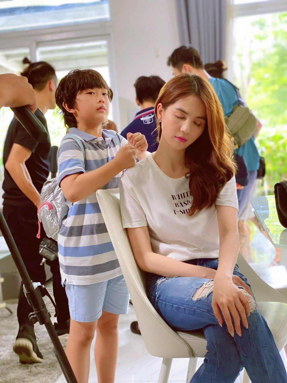 Ngọc Trinh nhận nhiều gạch đá vì hôn môi bé trai 8 tuổi ngay chốn đông người - Hình 3