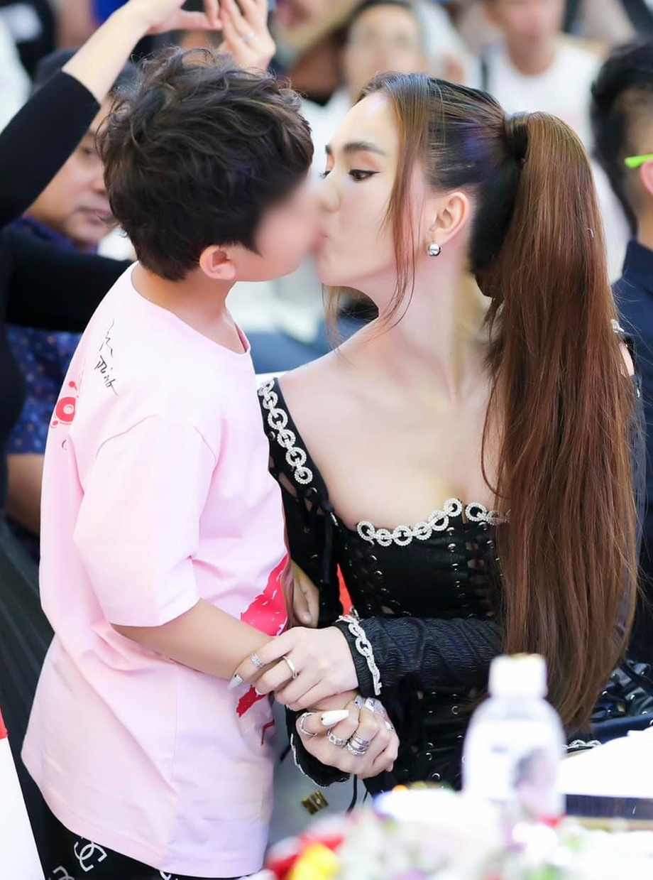 Ngọc Trinh nhận nhiều gạch đá vì hôn môi bé trai 8 tuổi ngay chốn đông người - Hình 1