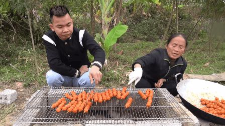 Đã tự dặn lòng món này phải trở liên tục không nó cháy, vừa dứt lời Bà Tân Vlog làm cháy luôn cả nửa mẻ - Hình 1