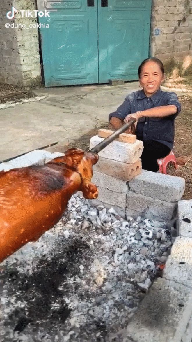 Một thanh niên ăn gạch no vì bảo Bà Tân Vlog là nhìn mặt bà đã biết là ăn tham, không cho ai miếng nào - Hình 1