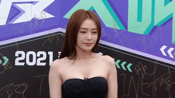 Tần Lam sexy cỡ nào mà tình cũ 1 thời Huỳnh Hiểu Minh quên cả Angela Baby, tới chào hỏi sau 18 năm? - Hình 3