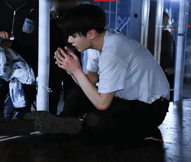 Khoảnh khắc Jungkook ngã quỵ trên sân khấu khiến BTS lo lắng tột độ, SUGA còn lén khóc trong phòng tắm - Hình 4