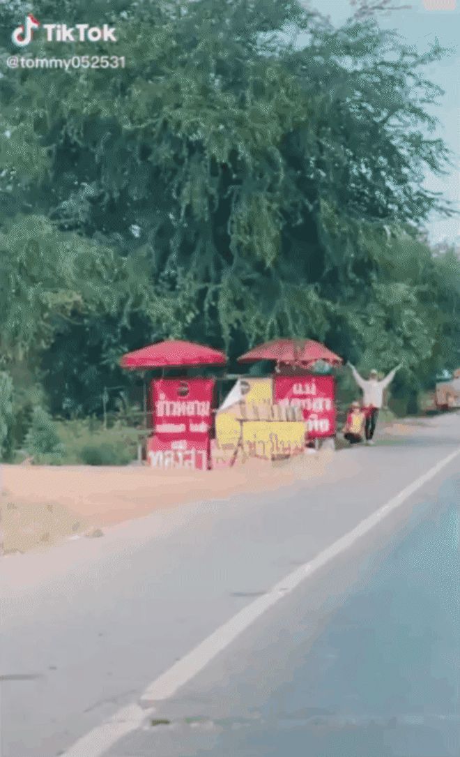 Bán hàng cạnh tranh phong cách Thái Lan: Thấy khách đi ngang liền chào mời bằng cách này, dân mạng xem xong đều cười xỉu up xỉu down - Hình 1