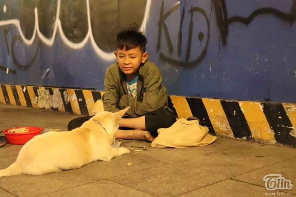 Clip: Cậu bé ăn xin ôm cún cưng chia sẻ về cuộc sống khốn khó nhiều lần cố ngủ cho qua cơn đói - Hình 4