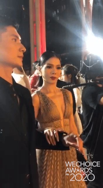 Couple hot nhất WeChoice 2020 gọi tên Lệ Quyên và tình trẻ Lâm Bảo Châu: Tình tứ công khai, bàn tay của nàng chiếm spotlight! - Hình 2