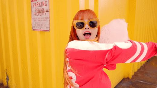 Lisa mải nghịch nên chẳng biết mình bị ghi hình, bất ngờ khi thấy MV hường phấn của BLACKPINK có cảnh nằm ngoài kịch bản - Hình 2