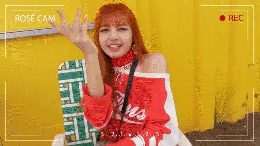 Lisa mải nghịch nên chẳng biết mình bị ghi hình, bất ngờ khi thấy MV hường phấn của BLACKPINK có cảnh nằm ngoài kịch bản - Hình 1