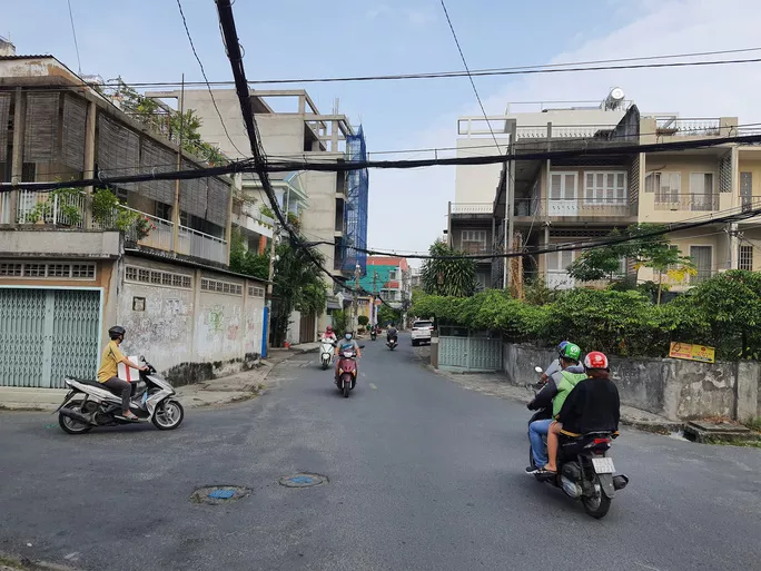 CHỤC NGƯỜI dàn cảnh vây quanh móc túi người phụ nữ trên đường Sài Gòn - Hình 2
