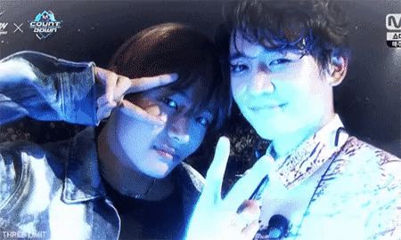 Knet đào lại khoảnh khắc Minho (SHINee) và V (BTS) hội ngộ, ngã ngửa khi thấy bàn tay hư của nam thần nhà SM - Hình 6