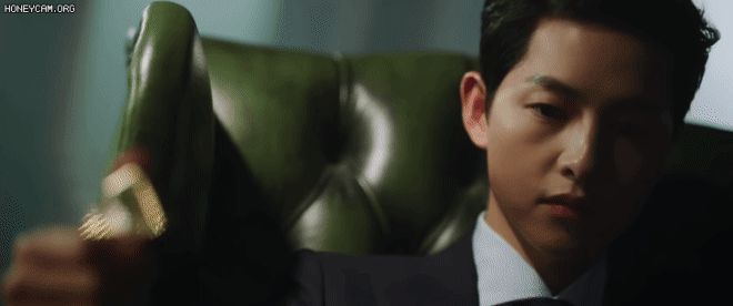 Trùm mafia Song Joong Ki trầm ngâm bên ly rượu trong Vincenzo, còn úp mở: Phim cực kì khó đoán - Hình 4