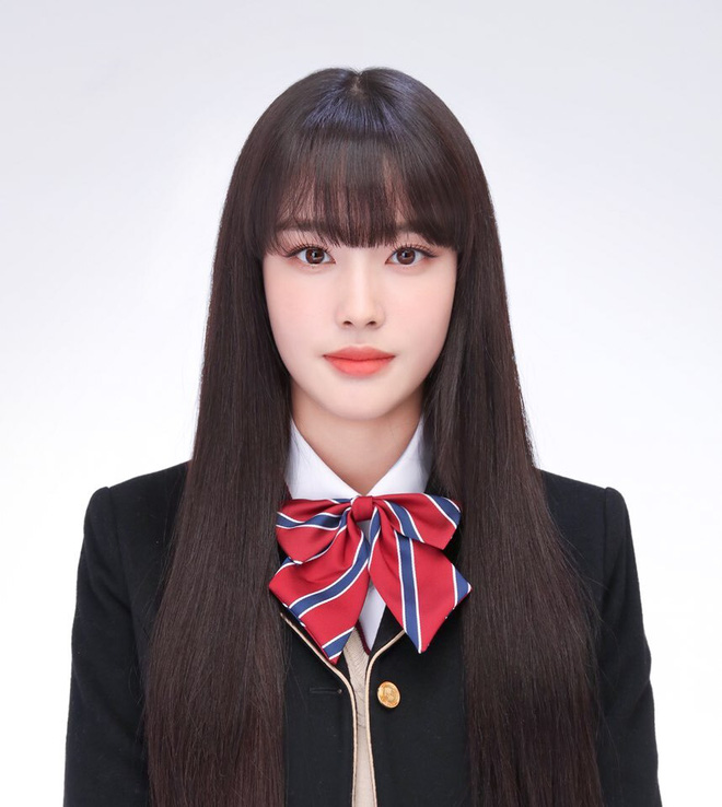 Xem ngay ảnh thẻ tóc mái đẹp của Lisa - nữ thần Kpop đình đám Hàn Quốc. Hình ảnh này sẽ chinh phục trái tim của bạn với sự xinh đẹp và quyến rũ không thể cưỡng lại.