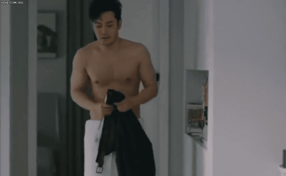 Huỳnh Hiểu Minh khoe body nóng mắt, buồn cười hơn là thái độ ngắm mỹ cảnh của nữ chính - Hình 1