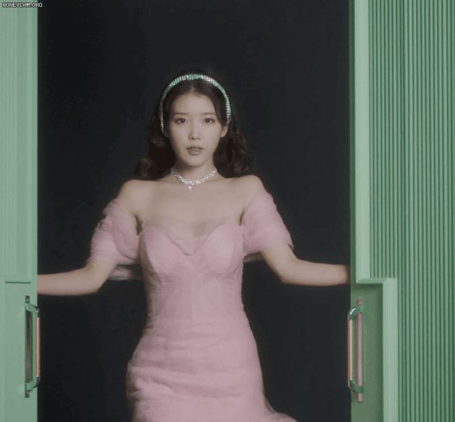 IU khiến dân tình mãn nhãn khi thay liền 11 bộ đồ trong MV comeback, tái hiện cả nàng Jang Man Wol chanh sả của Hotel Del Luna - Hình 4