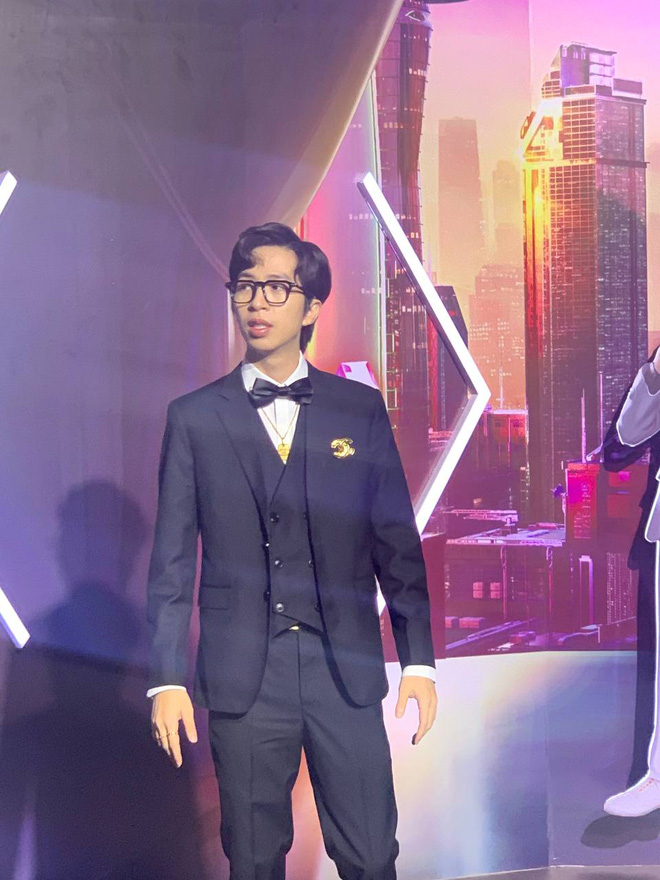 ViruSs diện vest cực lịch lãm làm MC tại sự kiện ra mắt MV của Sơn Tùng M-TP và Free Fire - Hình 7